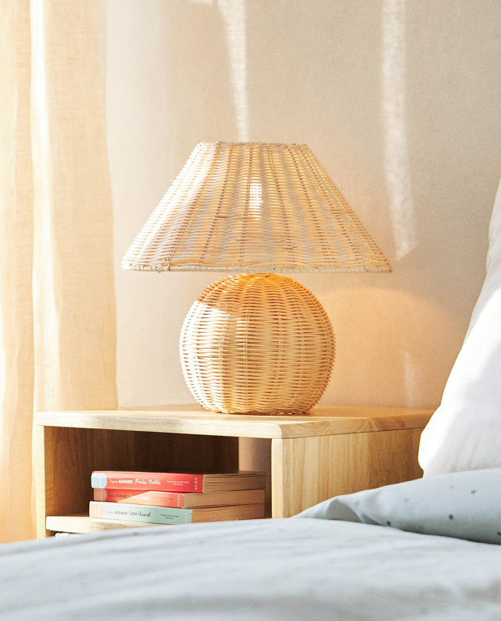 Handgefertigte Rattan-Tischlampe Karnz