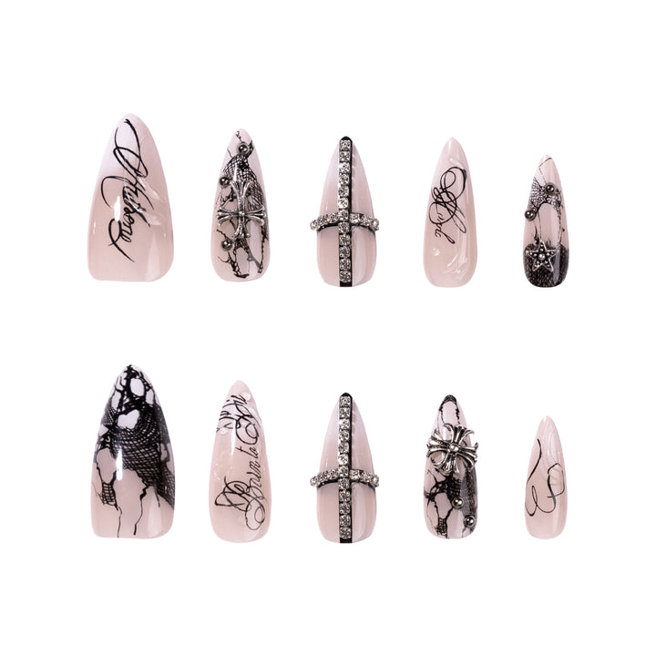 Kunstvolle Stiletto-Nägel mit eleganten Verzierungen Karnz