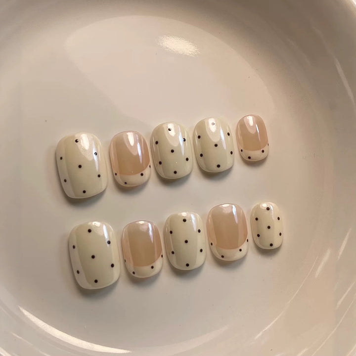 Dekorativer Press-On-Nagelset mit Punktdesign