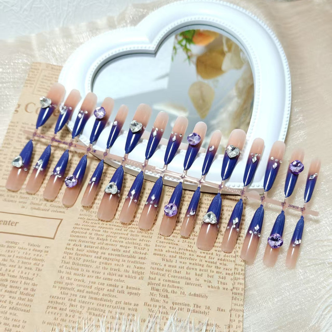 Kunstnägel mit Elegantem Glitter-Design und 3D-Strassakzenten Karnz
