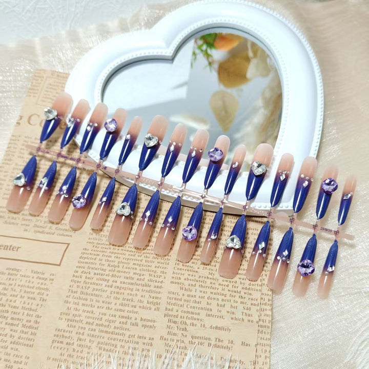 Kunstnägel mit Elegantem Glitter-Design und 3D-Strassakzenten Karnz