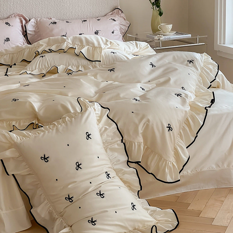 Bettwäsche-Set aus Baumwollsatin mit Rüschenvolant und zarter Schleifen-Stickerei