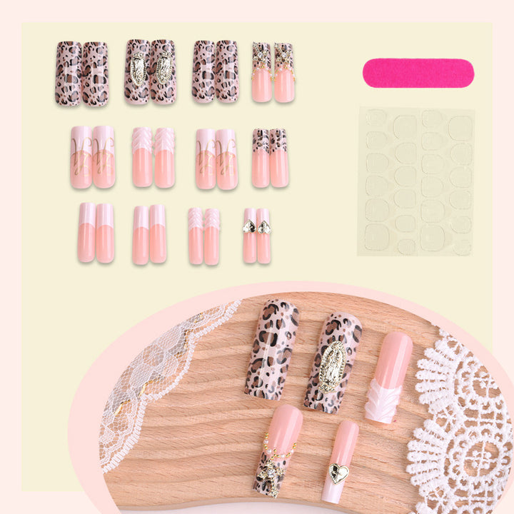 Kreatives Kunstnagelset mit Leopardendesign und eleganten Verzierungen Karnz