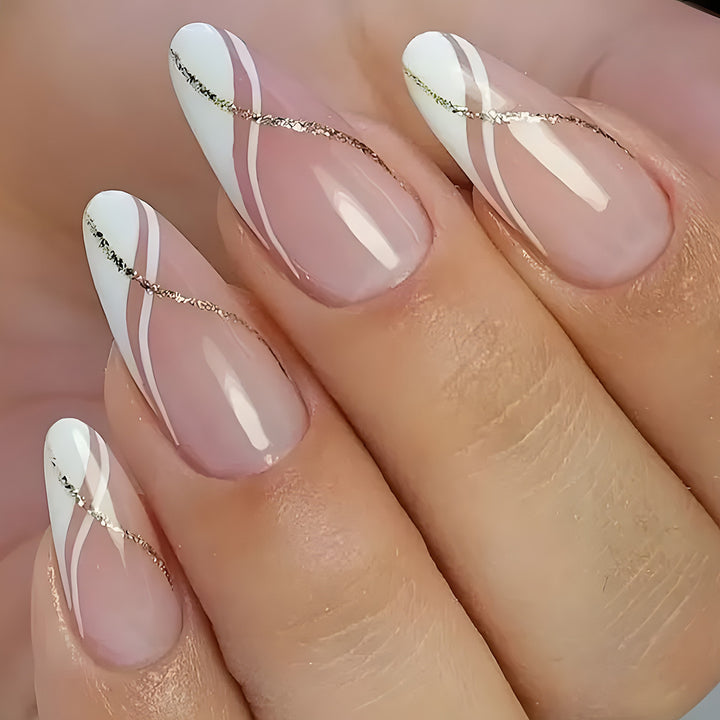 Elegante Stiletto Press-On Nägel mit goldfarbigem Akzentdesign Karnz
