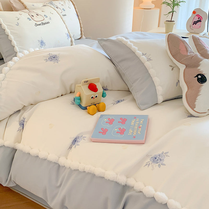 Kinderbettwäsche-Garnitur mit niedlichem Hasenmotiv und Pompon-Umrandung