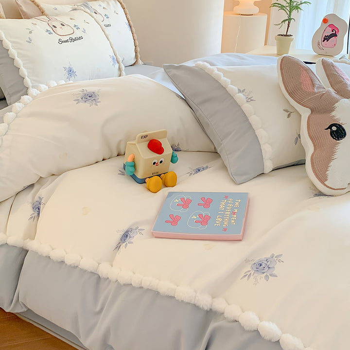 Kinderbettwäsche-Garnitur mit niedlichem Hasenmotiv und Pompon-Umrandung
