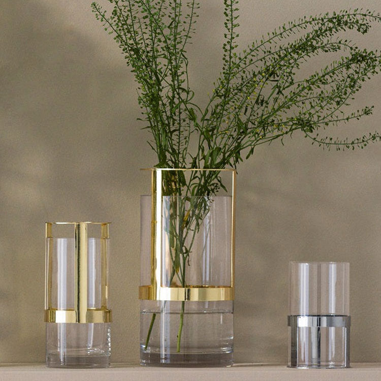 Eleganter Glas- und Goldkerzenhalter