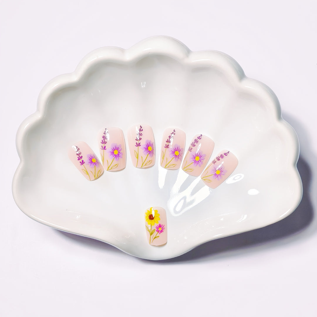 Glitzernde Kunstnägel mit Floralen Motiven Karnz