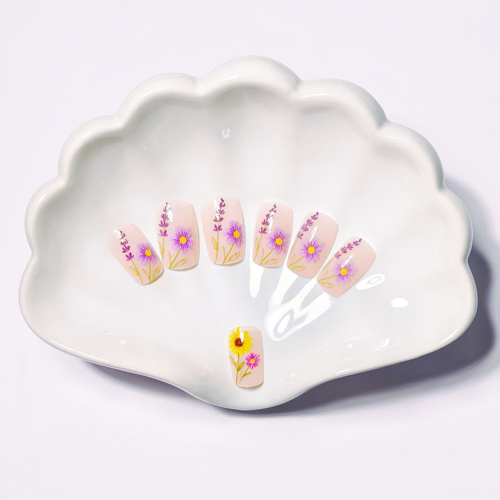 Glitzernde Kunstnägel mit Floralen Motiven Karnz