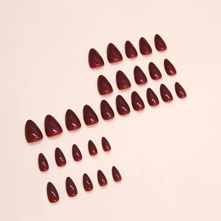 Kunstnagelset mit eleganten spitzen Formen Karnz