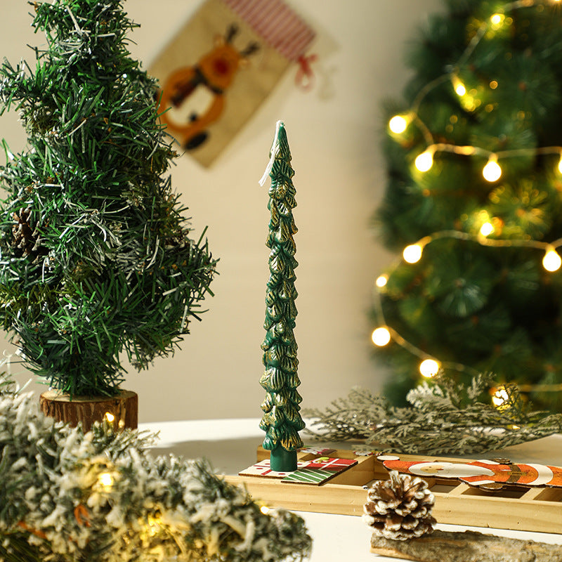 Handgefertigte skulptierte Weihnachtsbaum-Spitzkerze