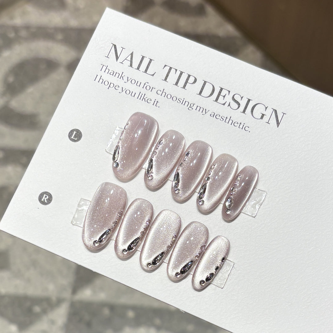 Elegante Kunstnagelspitzen mit Glitzereffekten Karnz