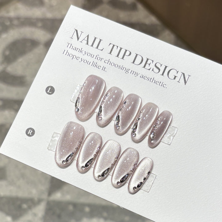 Elegante Kunstnagelspitzen mit Glitzereffekten Karnz