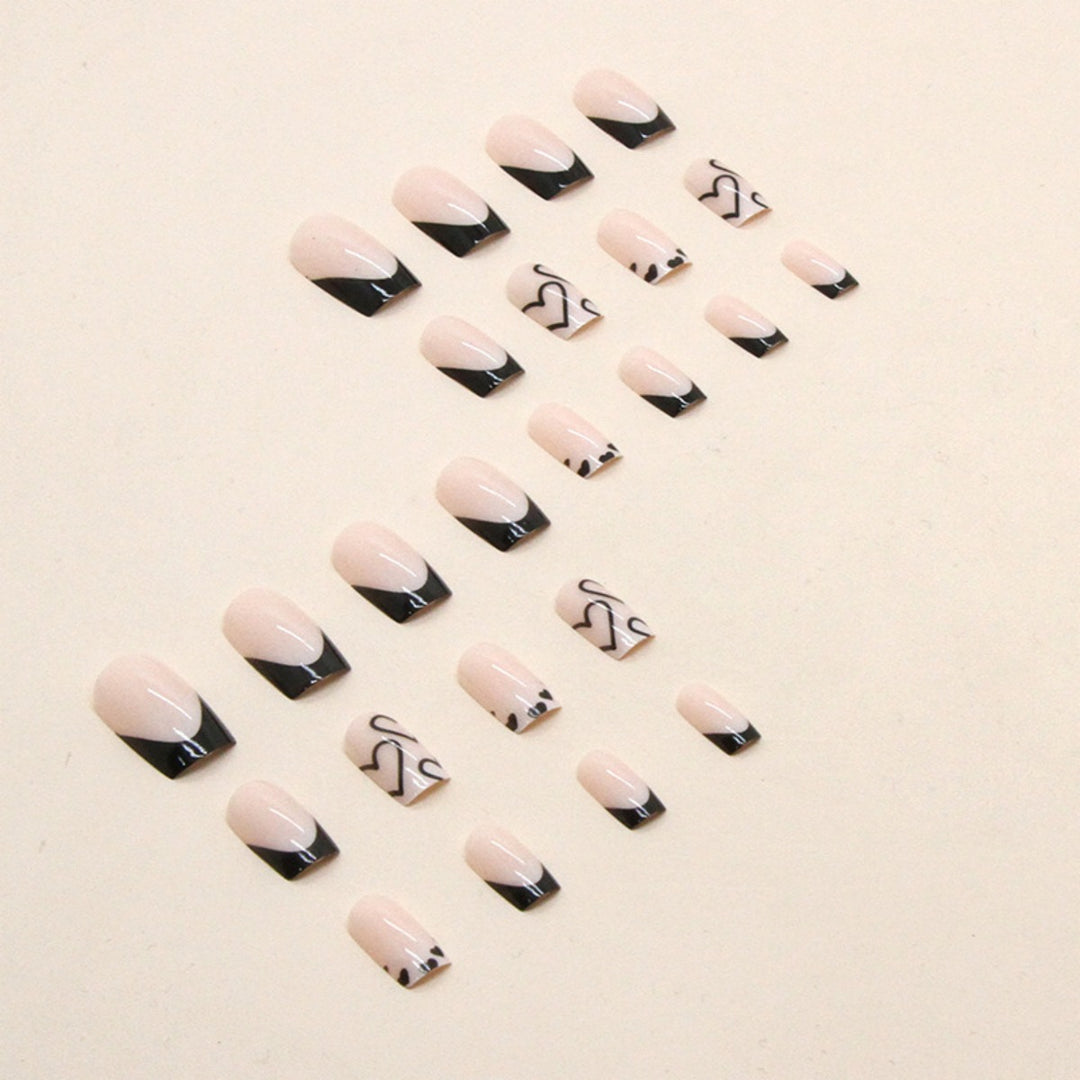 Elegante Herzmuster Nagelkunst Karnz