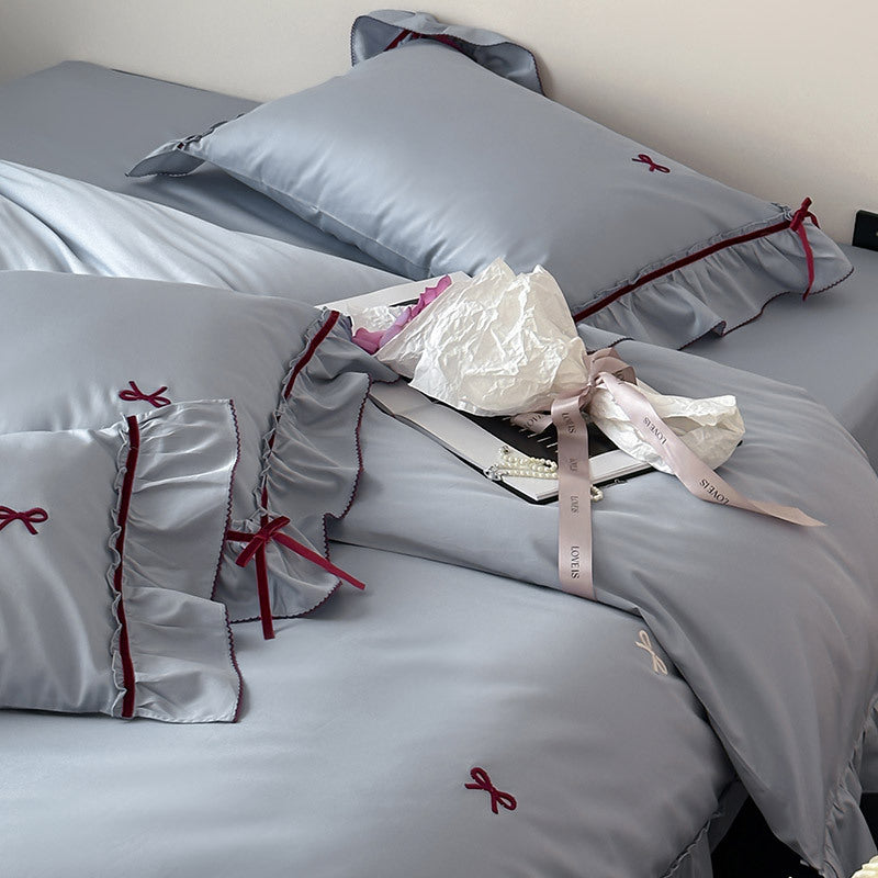 Premium-Bettgarnitur aus Baumwollsatin mit Volant und Schleifenstickerei