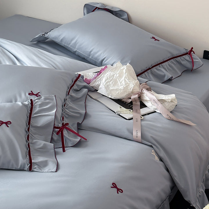Premium-Bettgarnitur aus Baumwollsatin mit Volant und Schleifenstickerei