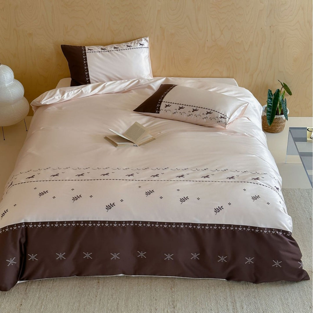 Satin-Effekt Reiter Bestickte Bettwäsche Set mit Kontrastkante