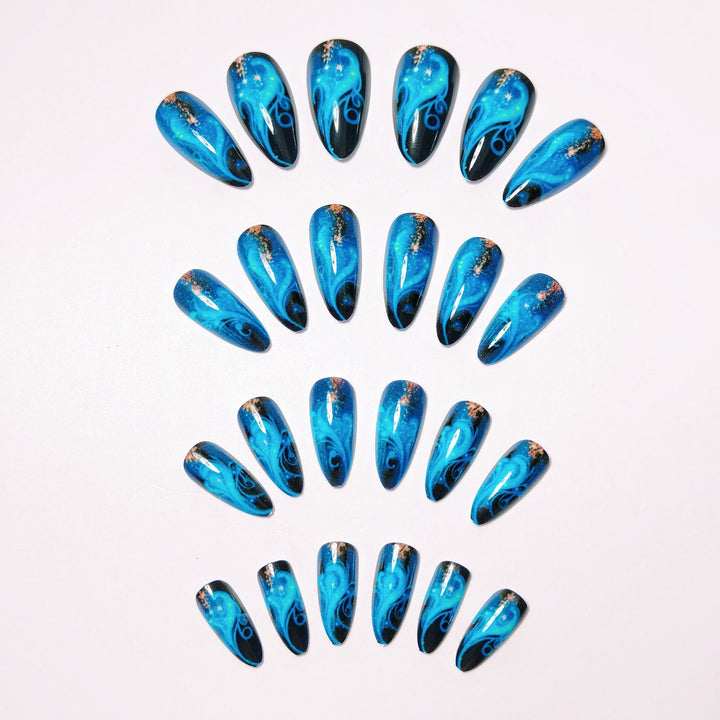 Glitzernde Nagelkunst Karnz