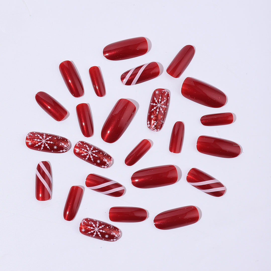 Kreatives Kunstnagelset mit winterlichen Motiven und glamourösem Glitzer Karnz