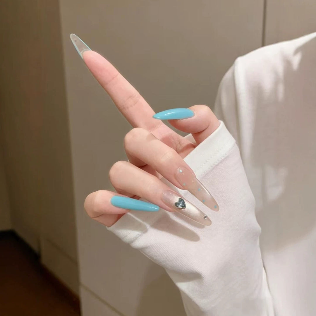 Stiletto-Nagelkunstverlängerungen mit Herzakzenten