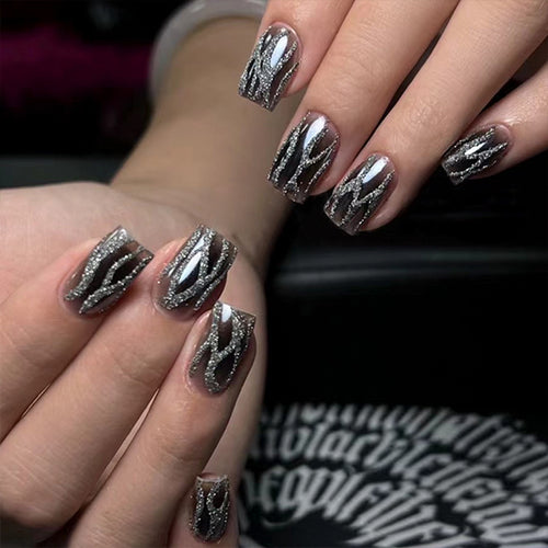 Glamouröse Gel-Nägel mit glitzernder Musterung Karnz