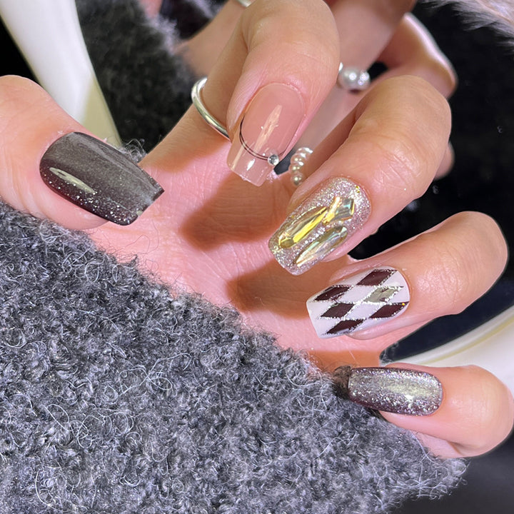 Glamouröses Press-On Nagelkunst-Set mit stylishen Edelstein-Akzenten Karnz