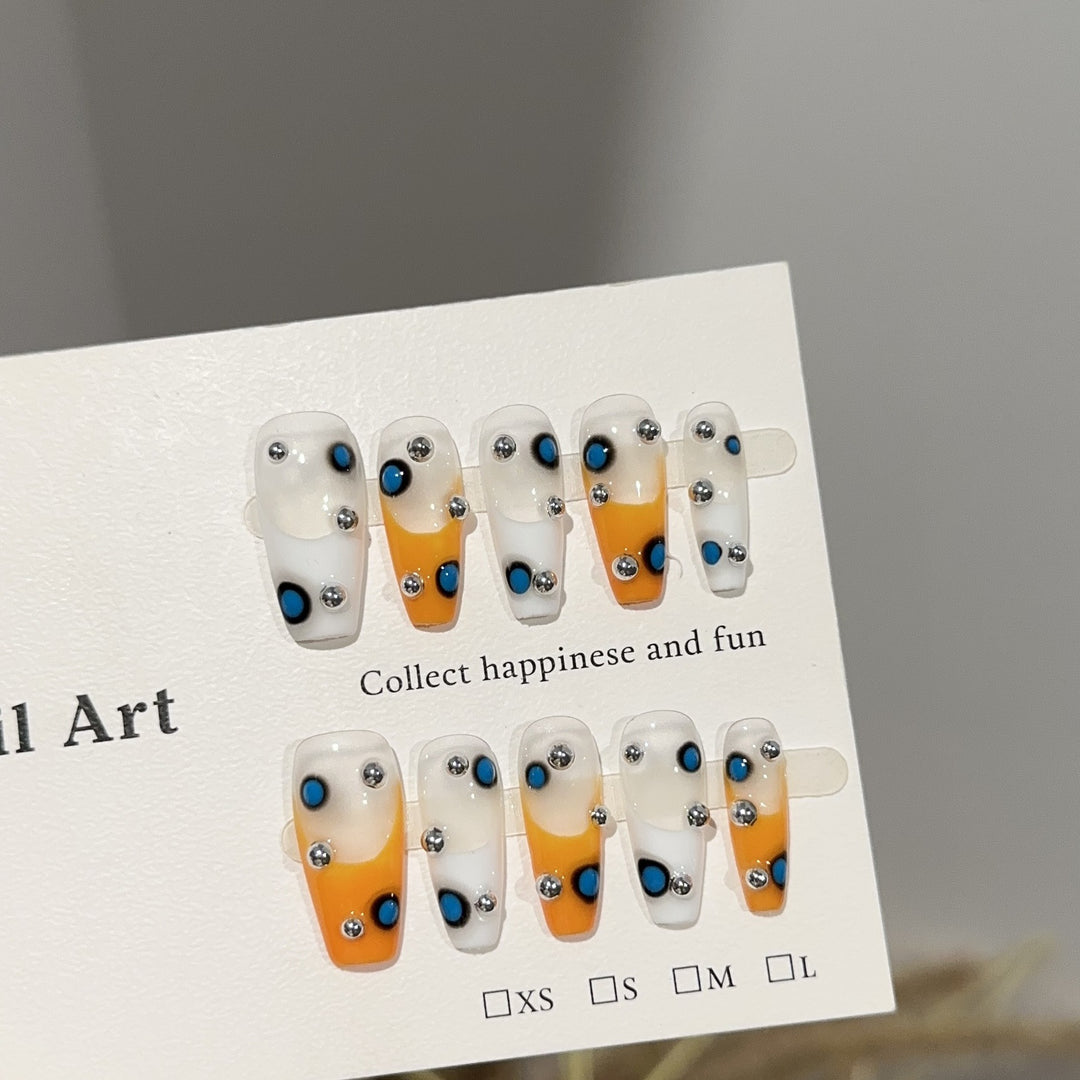 Künstlerisches Press-On Nagelset mit Edelsteinakzenten