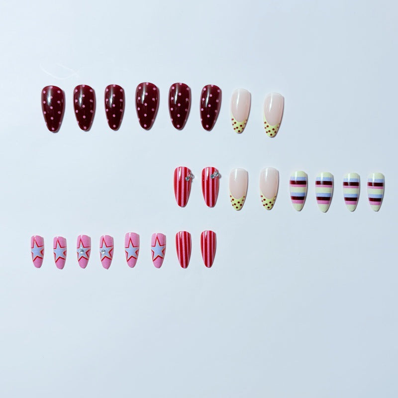 Kunstvolle Nagelnägel Set mit festlichen Mustern Karnz