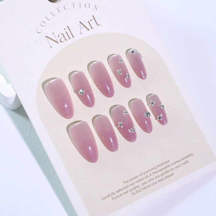 Künstliche Nagelkunst mit Glitzerverzierungen Karnz