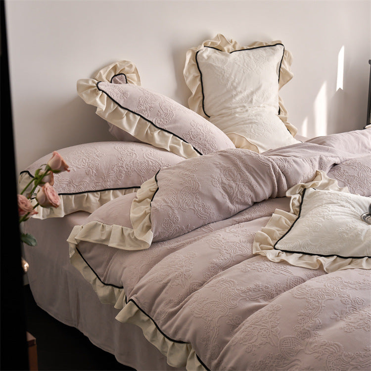 Jacquard-Bettwäsche-Garnitur mit Volant, feiner Blumenprägung und Kontrastpaspel Karnz