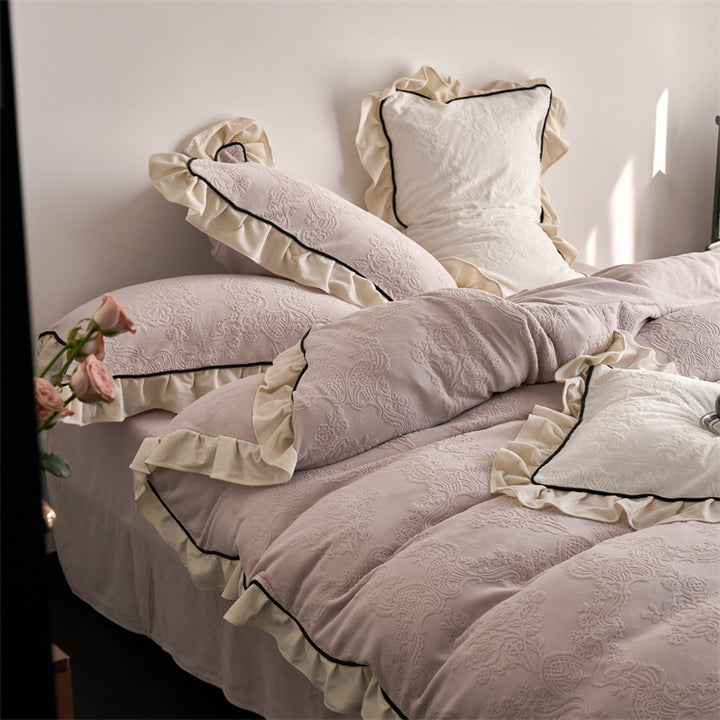 Jacquard-Bettwäsche-Garnitur mit Volant, feiner Blumenprägung und Kontrastpaspel Karnz