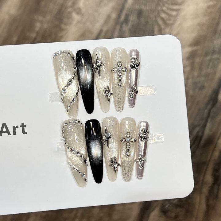 Dekoratives Stiletto Press-On-Nagelset mit Sternakzenten Karnz