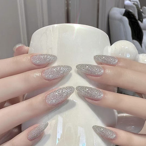 Kunstnägel mit Glitzer und elegantem Design Karnz