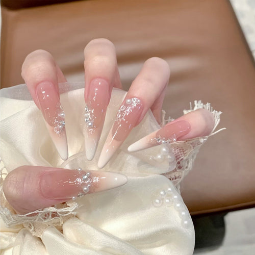 Elegantes Stiletto Press-On Nagelset mit Kristall- und Perlenakzenten Karnz