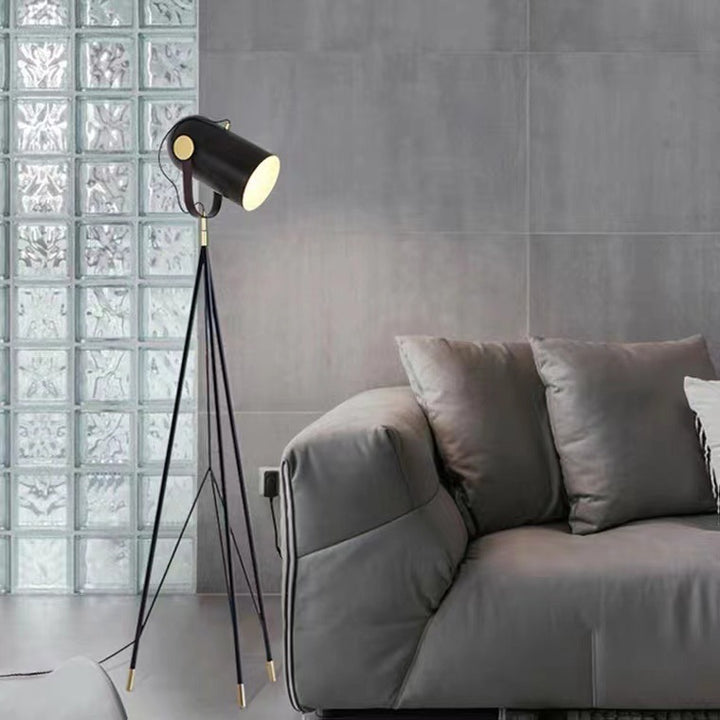 Moderne verstellbare Stehlampe mit Dreibeinfuß