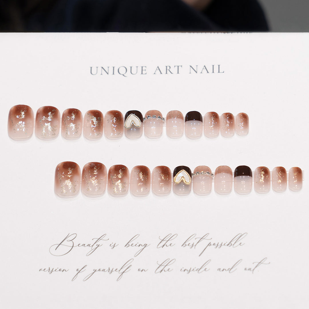 Dekorative Press-On Nagelkunst mit Herzakzenten