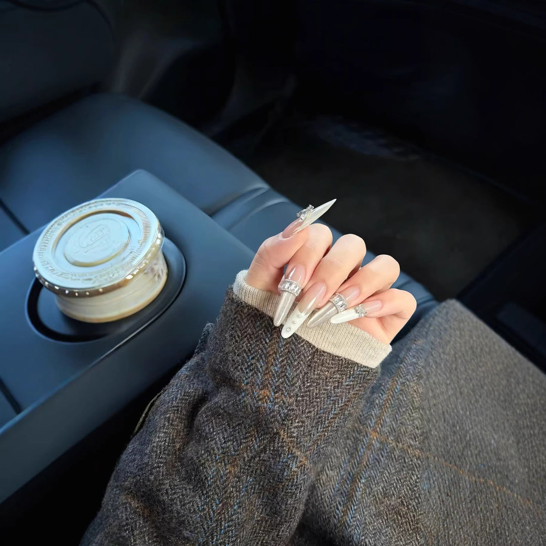 Stylische Stiletto-Nagelverlängerungen