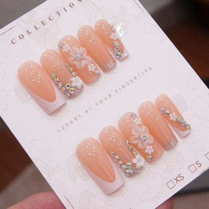 Luxus Press-On Nagelkunst Set mit floralen und Schmuckakzenten