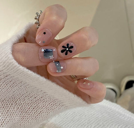 Künstlerisches Herzmuster Nagelkunstverlängerungen Karnz