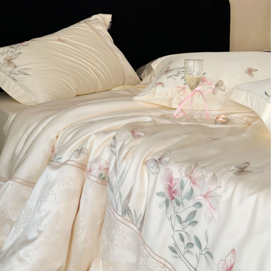 Satin-Bettwäsche-Garnitur mit zarter Blumen- und Schmetterlings-Stickerei