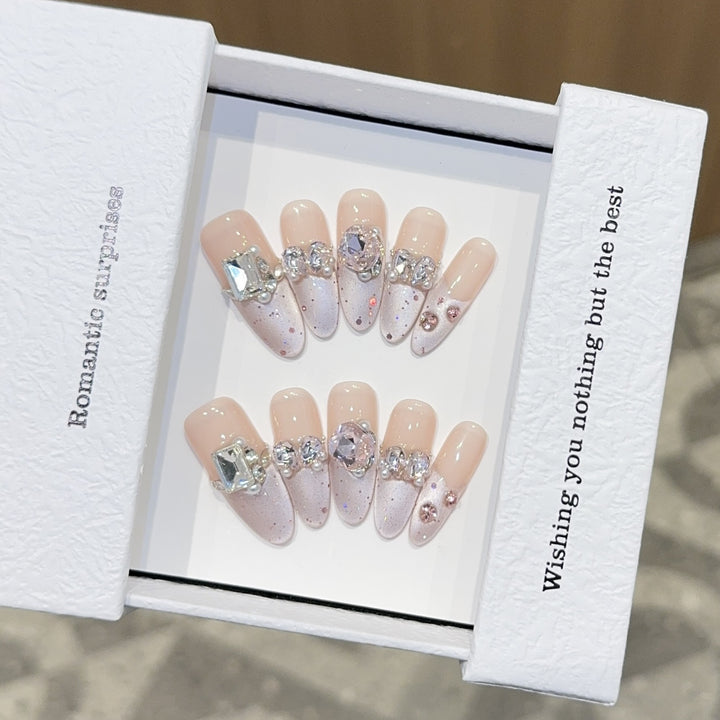 Romantische Kunstnägel mit Glitzerschmuck Karnz