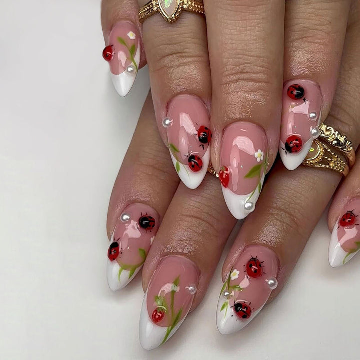 Künstlerische Marienkäfer Nagelkunst