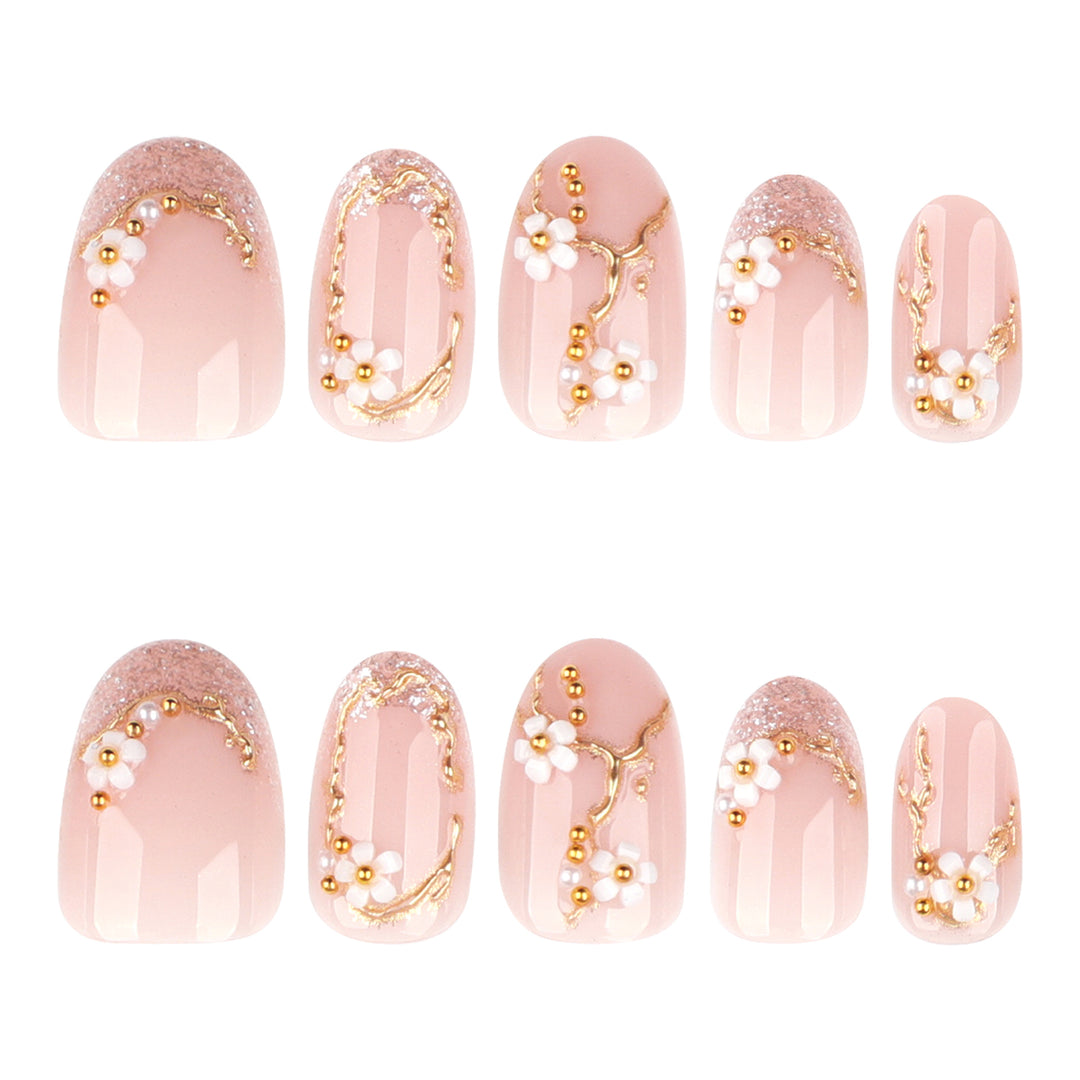 Kunstvolle und elegante Nagelkunst mit floralen Elementen Karnz