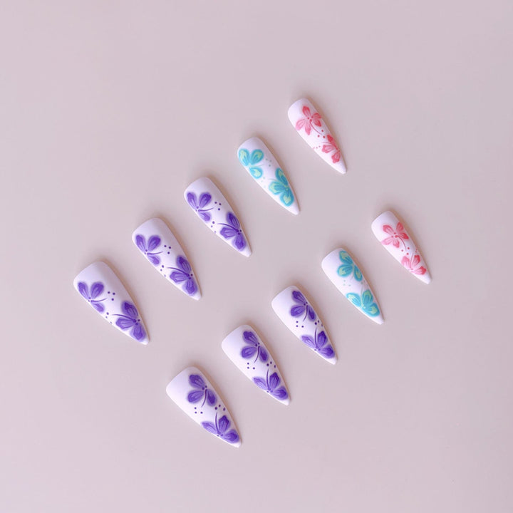 Kunstnagelset mit lebhaften 3D-Blütenmotiven Karnz