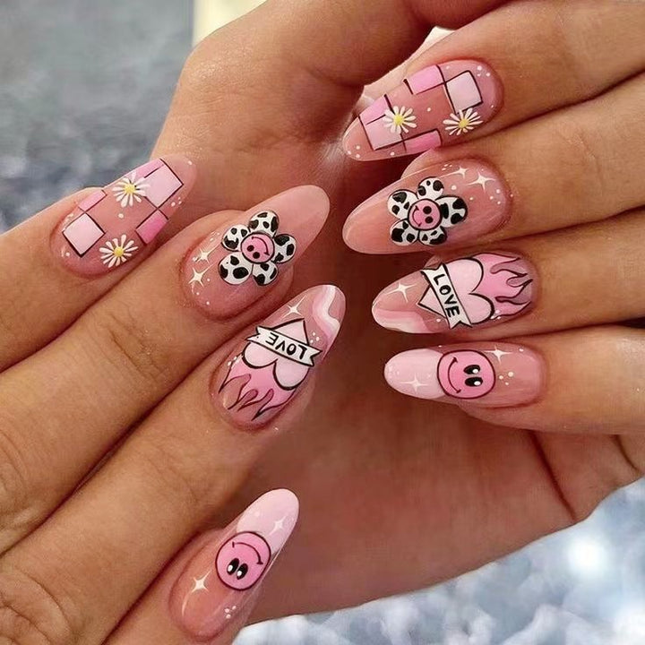 Kreatives Kunstnagelset mit verspieltem Design und bunten Akzenten Karnz