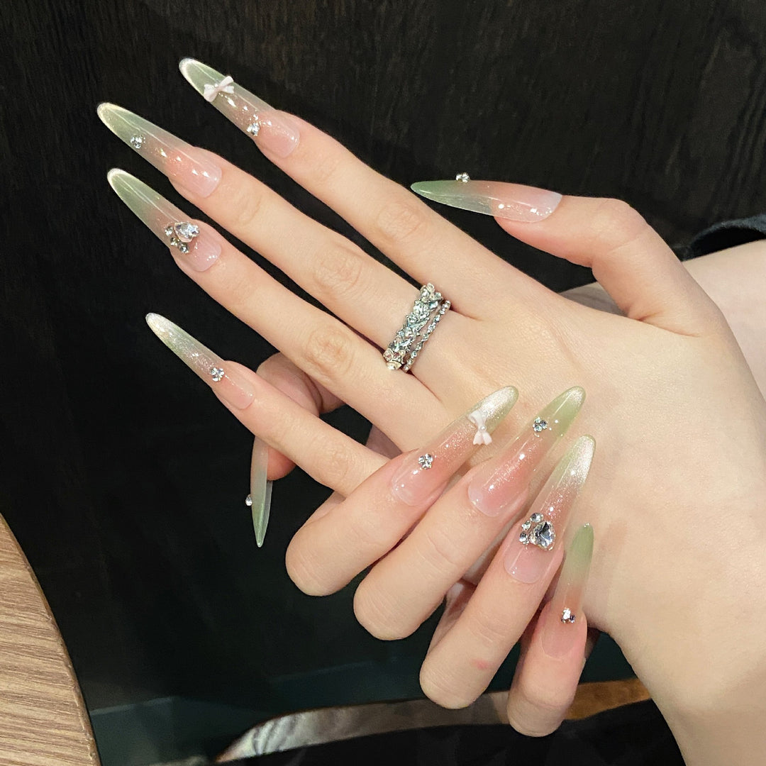 Glamouröse Stiletto Press-On Nägel mit Kristallakzenten