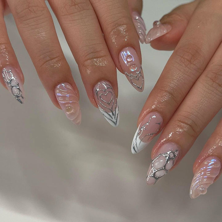 Elegante Stiletto-Nagelverlängerungen mit dekorativen silbernen Akzenten Karnz