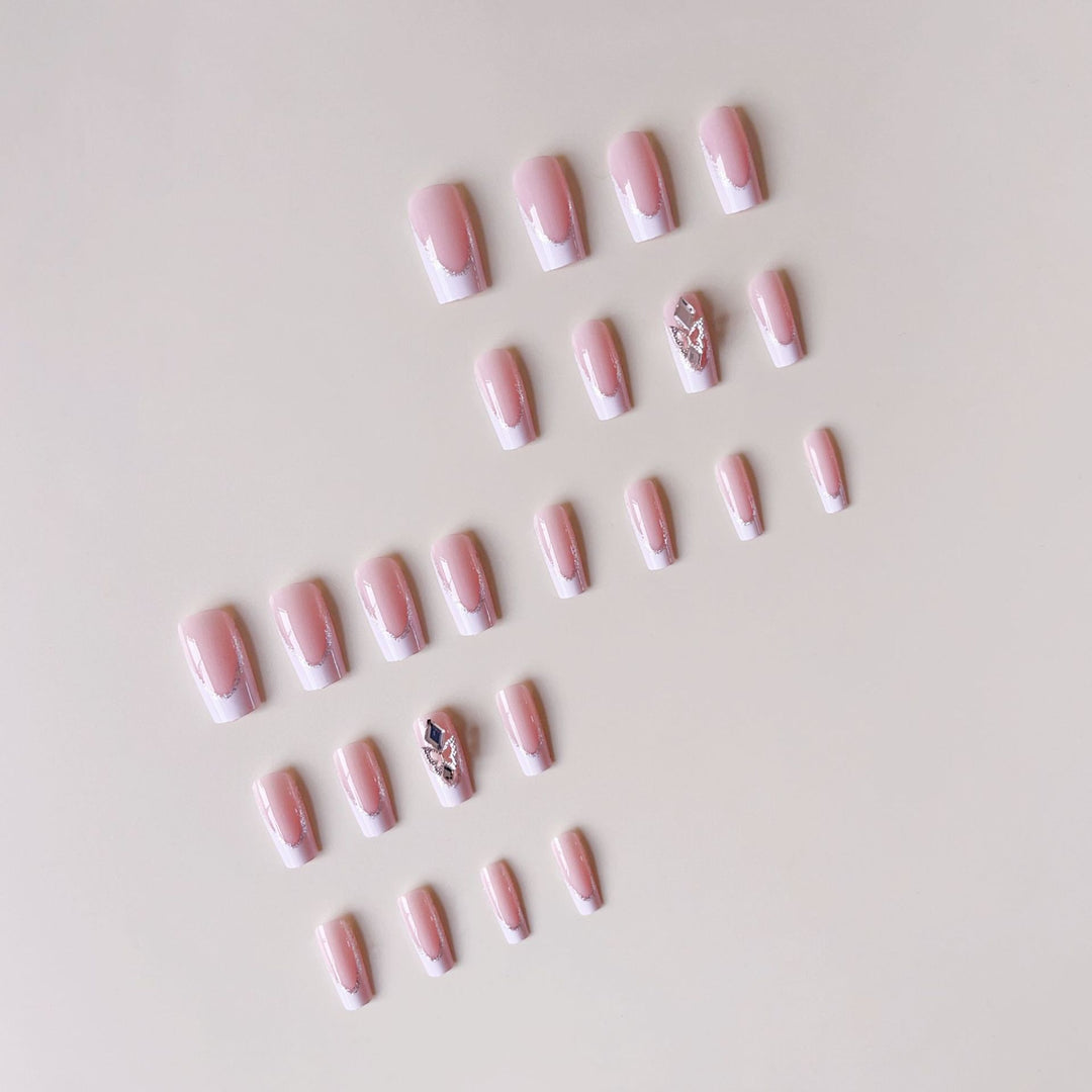 Kunstnagelset mit eleganten Strass- und modernen Spitzenverzierungen Karnz