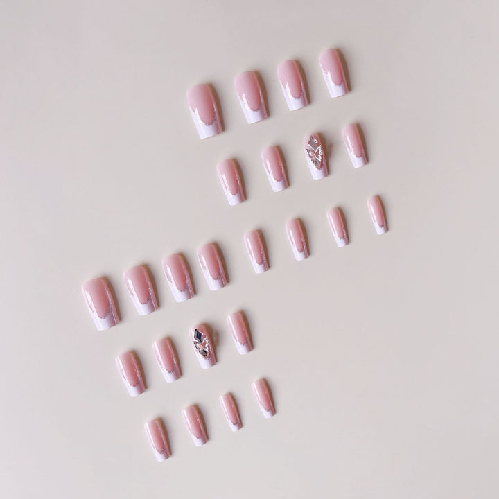 Kunstnagelset mit eleganten Strass- und modernen Spitzenverzierungen Karnz