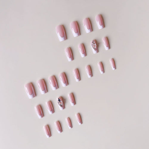 Kunstnagelset mit eleganten Strass- und modernen Spitzenverzierungen Karnz